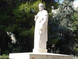Το άγαλμα του Ιπποκράτη στο προαύλιο της Ιατρικής Σχολής, ψυχίατρος Δασκαλόπουλος